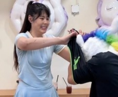 九游9GAME-可爱女生！李月汝造访独角兽店铺 左膝仍佩戴厚厚护具