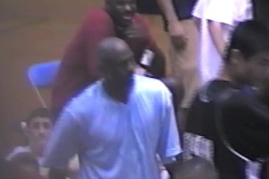 珍贵影像！姚明17岁时参加乔丹飞行学院训练营 多次高质量护筐