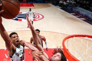 九游官网-字母哥三双全队8人得分上双 雄鹿悄无声息9战8胜